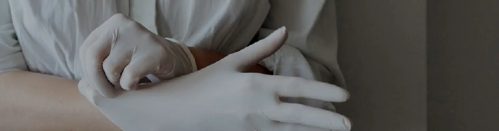 Manos con guantes quirúrgicos