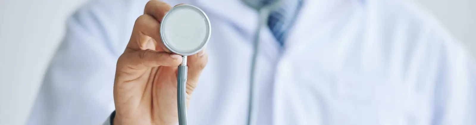 Profesional de la salud sosteniendo un estetoscopio