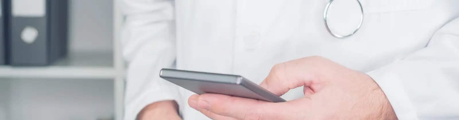 Profesional médico consultando un caso en una tableta